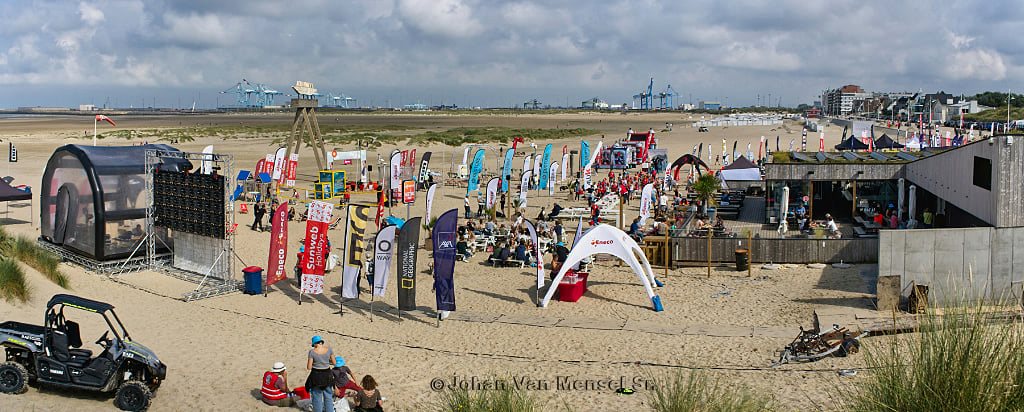 Wide view of Zeebrugge beach and the North Sea
